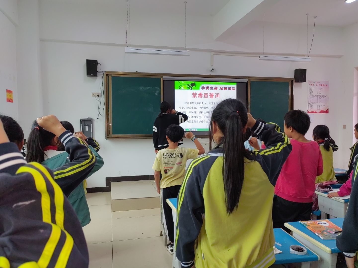 谷堡镇中心小学毕业班禁毒宣誓图片1.jpg