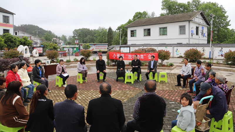 小箐镇岩鹰山村召开院坝会，协商文化广场建设、深化人居环境.jpeg